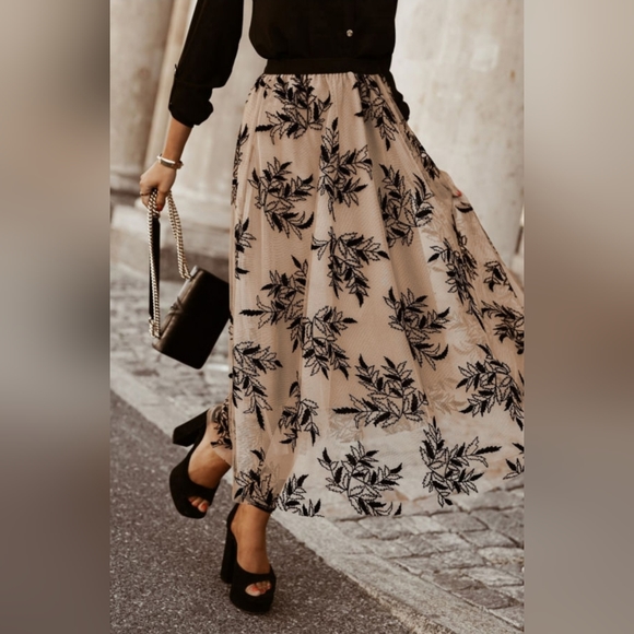 💟RESTOCKED💟 Floral Leaves Embroidered Maxi Skirt - Picture 2 of 12